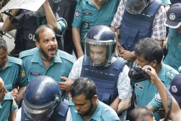 সাবের হোসেন চৌধুরীর ওপর ডিম নিক্ষেপ