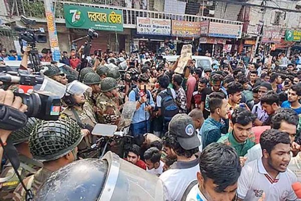 মিরপুরে সাকিবিয়ানদের ধাওয়া দিল সাকিববিরোধীরা