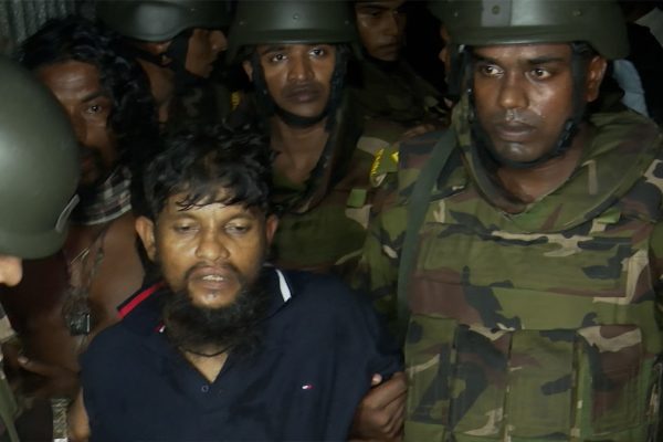 উওরায় যৌথ বাহিনীর অভিযানে আটক শীর্ষ সন্ত্রাসী ঠোঁটকাটা আলতাফ ও তার দুই সহযোগী