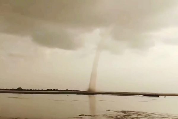 ব্রহ্মপুত্র নদের বালুচরে আকস্মিক ধূলিঝড়