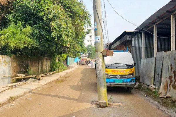 রাস্তার মাঝে বিদ্যুতের খুঁটি, কাজে আসছে না কোটি টাকার সংস্কার