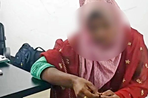 জীবিত স্বামীকে মৃত দেখিয়ে মামলা করা সেই নারী গ্রেফতার