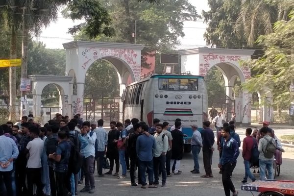 লাঞ্ছনার শিকার ইবি শিক্ষার্থী, স্থায়ী সমাধানে বাস আটক