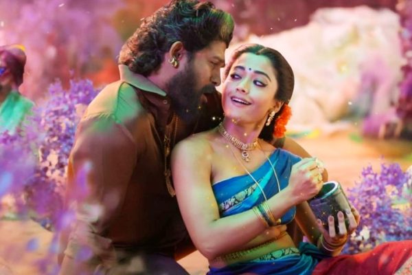ভারতের বক্স অফিসে রাজত্ব করছে ‘পুষ্পা ২: দ্য রুল’। ‘পুষ্পা’ সিরিজ নিয়ে নিজের জনপ্রিয়তা বহুগুণে বাড়িয়ে নিয়েছে দক্ষিণী সুপারস্টার আল্লু অর্জুন। পিছিয়ে নেই সিনেমায় অর্জুনের বিপরীতে অভিনয় করা রাশমিকা মান্দানাও। ‘পুষ্পা ২’-এ ‘পিলিংস’ গানে রাশমিকার সাহসী নাচের দৃশ্য নিয়ে আলোচনা তুঙ্গে। সামাজিক মাধ্যমে এই গানের সঙ্গে রাশমিকার তাল মেলানোর প্রশংসা করছেন দর্শকরা। অথচ এই নাচের দৃশ্য নিয়ে নাকি শুরু থেকেই বেশ চাপে ছিলেন জনপ্রিয় এই অভিনেত্রী। নাচের ভঙ্গিমার কথা শুনেই নাকি আঁতকে উঠেছিলেন তিনি। সম্প্রতি ভারতের বিনোদনবিষয়ক সংবাদমাধ্যম গালাট্টা প্লাসের সঙ্গে আলাপে ‘পিলিংস’ গানের অভিজ্ঞতা জানান রাশমিকা। বলেন, ‘ছবি মুক্তির কয়েকদিন আগে ‘পিলিংস’ গানের শুটিং হয়। মাত্র পাঁচ দিনে ওই গানের শুটিং শেষ করেছিলাম আমরা। এই গানটিও যে ছবিতে থাকবে এবং তার শুটিং করতে হবে, এটা শুনেই চমকে গিয়েছিলাম। তার পর নাচের মহড়ার ভিডিও দেখলাম। আমি আঁতকে উঠি। ভাবছিলাম, কী হচ্ছে এই দুনিয়ায়! আমাকে তো আল্লু অর্জুন স্যারের কোলে উঠে নাচতে হবে মনে হচ্ছে।’ ছবিতে প্রায়ই নায়িকাকে কোলে তুলে নেয় নায়ক। আর রাশমিকার নাকি কোলে উঠতেই ভয় করে। এই প্রসঙ্গে অভিনেত্রী বলেন, ‘আমাকে কোলে তুললে সত্যিই খুব ভয় করে। আর এই গানে পুরোটাই কোলে উঠে নাচ রয়েছে। আমি বুঝতে পারছিলাম না, কী ভাবে নাচব। কিন্তু আমি বুঝেছি, একবার সিদ্ধান্ত নিয়ে নিলে আমি নিজেকে পরিচালক ও সহ-অভিনেতার কাছে সমর্পণ করে দিই। তখন ভেবে নিই, কাজটা করতেই হবে। ছবির জন্য যা যা প্রয়োজন তা-ই করব।’ দক্ষিণী সিনেমা দিয়ে বড়পর্দায় আগমন হলেও এখন সমানতালে বলিউডেও কাজ করছেন রাশমিকা। এরই মধ্যে ‘অ্যানিমেল’, ‘গুডবাই’-সহ বেশ কয়েকটি হিন্দি সিনেমায় দেখা গেছে তাকে। আগামী বছর সালমান খানের বিপরীতে ‘সিকান্দার’ সিনেমাতে দেখা যাবে তাকে।