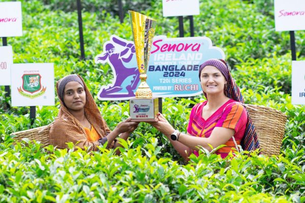 চা শ্রমিক সেজে দুই অধিনায়কের ট্রফি উন্মোচন