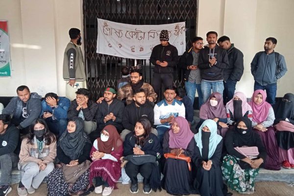পোষ্য কোটা বাতিলের দাবিতে রাবির প্রশাসন ভবনে তালা