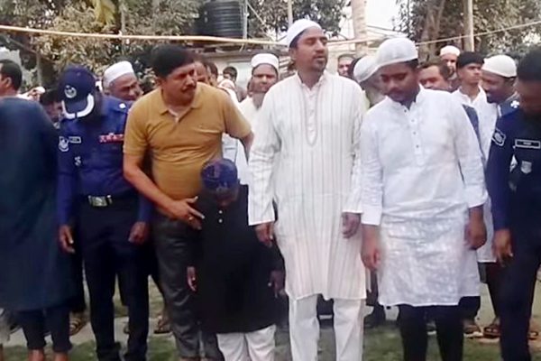 প্যারোলে মুক্তি পেয়ে মায়ের জানাজায় অংশ নিলেন যুবলীগ নেতা
