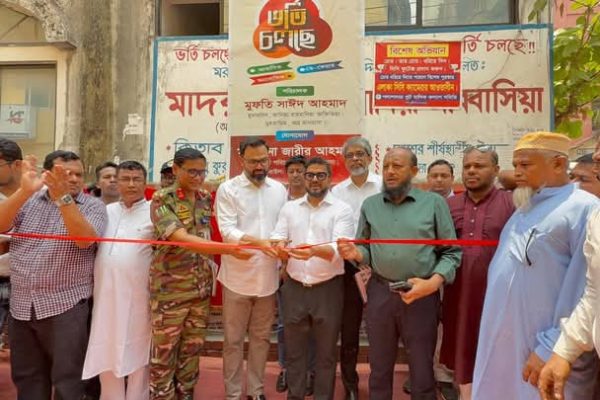 আগামী নির্বাচনটি কঠিন ও প্রতিদ্বন্দ্বিতাপূর্ণ হবে বলে মন্তব্য করেছেন বিএনপির কেন্দ্রীয় ক্রীড়া বিষয়ক সম্পাদক ও ঢাকা মহানগর উত্তর বিএনপির আহবায়ক আমিনুল হক। তিনি দলের নেতাকর্মীদের আগামী নির্বাচনের জন্য প্রস্তুত থাকার আহ্বান জানিয়েছেন। শনিবার দুপুরে রাজধানীর নয়াপল্টনের ভাসানী ভবন মিলনায়তনে মহান মে দিবস উপলক্ষে বিএনপির সমাবেশ সফল করার লক্ষ্যে ঢাকা মহানগর উত্তর বিএনপির এক প্রস্তুতি সভায় সভাপতির বক্তব্যে তিনি এ কথা বলেন। আমিনুল হক বলেন, আগামী নির্বাচন অতীতের যেকোনো নির্বাচন থেকে আরও কঠিন হবে, কারণ তরুণ প্রজন্মের একটি বড় অংশ এবার ভোটার হিসেবে যুক্ত হবে। তাই আমাদের তরুণ ভোটারদের চিন্তা-চেতনাকে গুরুত্ব দিয়ে কাজ করতে হবে। তিনি বলেন, তরুণ ভোটারদের মনোভাব বুঝে তাদের পাশে দাঁড়ানো ও তাদের চাহিদা পূরণের মাধ্যমে নির্বাচনে জয়ী হওয়ার পথে এগিয়ে যেতে হবে। তিনি আরও বলেন, বিএনপির ৩১ দফা রুপরেখায় শিক্ষা, স্বাস্থ্য ও অর্থনৈতিক ব্যবস্থাকে গুরুত্ব দেওয়া হয়েছে। শিক্ষিত বেকারদের ভাতা দেওয়ার কথা এবং স্বাস্থ্যসেবাকে সার্বজনীন করার বিষয়ে বলা হয়েছে। তিনি দলের নেতাকর্মীদের সতর্ক থাকার আহ্বান জানিয়ে বলেন, কোনো বিশৃঙ্খলা করা যাবে না এবং দলের বৃহৎ স্বার্থে ব্যক্তিগত স্বার্থ ত্যাগ করতে হবে। এ সময় তিনি সতর্ক করে বলেন, যদি দলের কেউ চাঁদাবাজি বা দখলদারিতে লিপ্ত থাকে, তবে তাকে দলের থেকে বহিষ্কার করা হবে। আমিনুল হক বলেন, বিএনপি জনগণের জন্য রাজনীতি করে এবং দলের সদস্যদের উচিত জনগণের ক্ষতি হওয়ার এমন কোনো কাজের সঙ্গে জড়িত না হওয়া। আমিনুল হক আরও বলেন, দলের নেতাকর্মীদের ছোট্ট ভুলের জন্য ১৭ বছরের ত্যাগ স্বীকার নষ্ট হতে পারে। তাই সকল নেতাকর্মীকে সতর্ক থাকতে হবে। এ সভায় উপস্থিত ছিলেন মহানগর উত্তর বিএনপির সদস্য সচিব মোস্তফা জামান, যুগ্ম আহ্বায়ক মোস্তাফিজুর রহমান সেগুন, ফেরদৌসী আহমেদ মিষ্টি, এবিএমএ রাজ্জাক, আক্তার হোসেন, আতাউর রহমান, গাজী রেজাউনুল হোসেন রিয়াজ, এম কফিল উদ্দিন আহমেদ এবং অন্যান্য নেতৃবৃন্দ। এরপর, আমিনুল হক রাজধানীর শেরে বাংলা নগরে ছাত্র যুব শক্তির আয়োজনে ঈদ ও বৈশাখী পুনর্মিলনী অনুষ্ঠানে প্রধান অতিথির বক্তব্য রাখেন এবং পরবর্তীতে পল্লবী এলাকায় ঢাকা উত্তর সিটি করপোরেশনের আয়োজনে গণশুনানি, রাস্তার কাজ উদ্বোধন ও বৃক্ষরোপণ কর্মসূচিতে অংশ নেন।