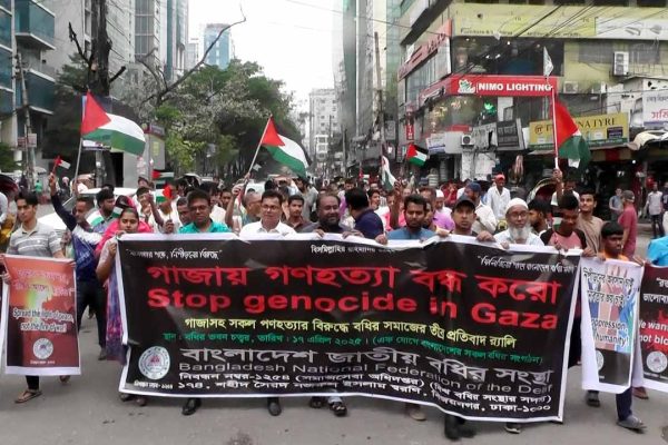 মানবতার পক্ষে, নিপীড়নের বিরুদ্ধে—বধির সমাজের ব্যতিক্রমী র্যালি নিজস্ব প্রতিবেদক গাজায় চলমান নির্মম গণহত্যার প্রতিবাদে এক মানবিক ও শক্তিশালী অবস্থান নিয়েছে বাংলাদেশ জাতীয় বধির সংস্থা (BNFD)। আজ বৃহস্পতিবার বিকাল ৩টা ৩০ মিনিটে রাজধানীর বিজয়নগরে অবস্থিত সংস্থার চত্বর (১৭৪, শহীদ সৈয়দ নজরুল ইসলাম সড়ক) থেকে জাতীয় প্রেস ক্লাব পর্যন্ত বর্ণাঢ্য র্যালি বের করে দেশের বধির জনগোষ্ঠী। “মানবতার পক্ষে, নিপীড়নের বিরুদ্ধে”—এই প্রতিপাদ্যকে সামনে রেখে আয়োজিত র্যালিটি ছিল শান্তিপূর্ণ, কিন্তু বার্তায় ছিল তীব্র প্রতিবাদের ঝাঁজ। র্যালিতে অংশগ্রহণকারী শতাধিক বধির সদস্য তাঁদের হাতে প্ল্যাকার্ড, ফেস্টুন ও চিহ্নভাষার (sign language) মাধ্যমে বিশ্ববাসীর প্রতি আহ্বান জানান— “গাজায় গণহত্যা বন্ধ করো!” “আমরা ভাষাহীন হতে পারি, কিন্তু ন্যায়ের পক্ষে আমাদের প্রতিবাদ নীরব নয়।” বধির সমাজের পক্ষ থেকে এটি ছিল এক অনন্য প্রতিবাদ—যেখানে শব্দের ব্যবহার না থাকলেও বার্তার গভীরতা স্পষ্ট ছিল প্রত্যেক চোখে, মুখে ও আন্দোলনে। আয়োজকদের পক্ষ থেকে ছিলেন: স্বপন কুমার হালদার – আহ্বায়ক, তত্ত্বাবধায়ক বডি, BNFD আব্দুল জব্বার – সদস্য সচিব, BNFD সৈয়দ কামরুল হাসান – আজীবন সদস্য, BNFD ও ফাউন্ডার, ডেফ ডেভেলপমেন্ট অ্যাসোসিয়েশন আমিনুল ইসলাম – প্রধান শিক্ষক, ঢাকা সরকারি বধির হাই স্কুল ফজলে এলাহি, নাহিদ আহমেদ, আব্দুর রাজ্জাকসহ আরও বহু সাবেক ও বর্তমান নেতৃবৃন্দ র্যালিতে অংশ নেয়া বধিরদের হাতে থাকা প্ল্যাকার্ডে লেখা ছিল— “ফিলিস্তিনের পাশে বাংলাদেশের বধির সমাজ” “মানবতার পক্ষে, নিপীড়নের বিরুদ্ধে!” “Deaf but not Silent for Justice” সংস্থার পক্ষ থেকে জানানো হয়, এই প্রতিবাদ ছিল সম্পূর্ণ অরাজনৈতিক ও মানবিক চেতনায় উদ্বুদ্ধ একটি সামাজিক উদ্যোগ। ভবিষ্যতেও বিশ্বব্যাপী মানবাধিকার লঙ্ঘনের বিরুদ্ধে বধির সমাজ এমন অবস্থান নিতে থাকবে বলে জানান আয়োজকরা।