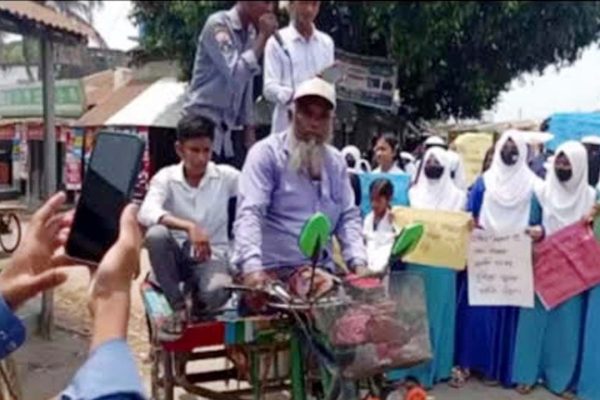 নওগাঁর আত্রাইয়ে শিক্ষকের কাছে চাঁদা দাবী ক্ষোভে ফুসছে শিক্ষার্থী