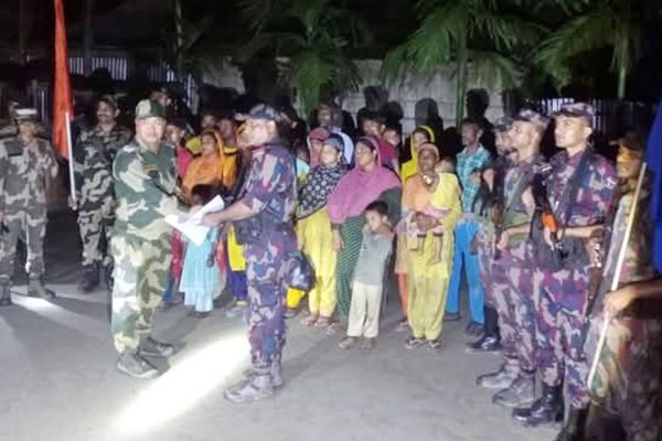 ফুলবাড়ী সীমান্তে আটক-২৪ বাংলাদেশিকে ফেরত এনে পরিবারের কাছে হস্তান্তর করল বিজিবি 