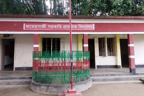 মাধবপুরে প্রাথমিক বিদ্যালয়ে ওয়াশ ব্লক নেই।