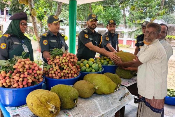 মাগুরা কারাগারে কারাবন্দীদের মাঝে মৌসুমি ফল বিতরণ