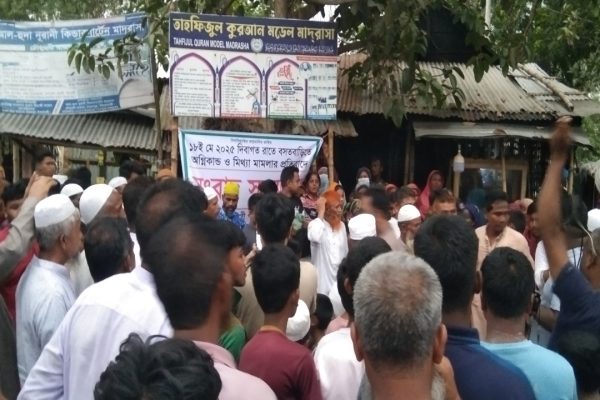 লাশ সামনে রেখে সংবাদ সম্মেলন